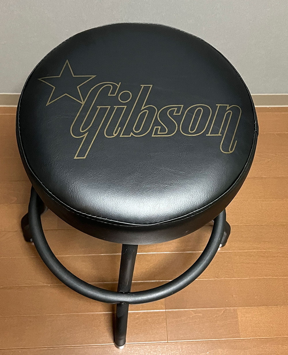 組み立て後のGIBSON Premium Playing Stool, Star Logo