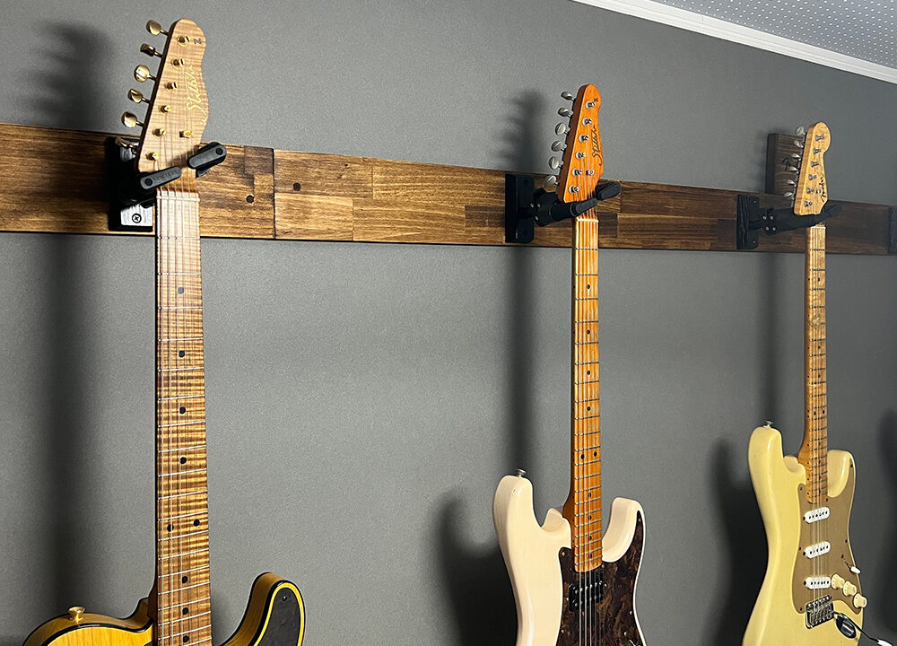 ギターハンガー HERCULES GSP38WBK-PLUSに壁に設置した様子