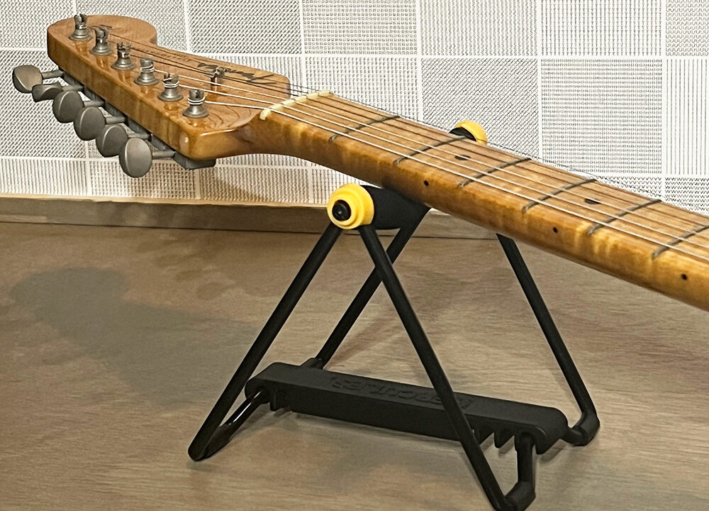 HERCULES ギターメンテナンス用ベッド（HA206）にギターのネックを置いた様子