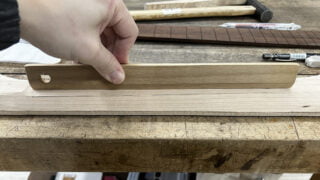 ギターネック材のグリップ面が平行に削れているか木製のスケールで確認